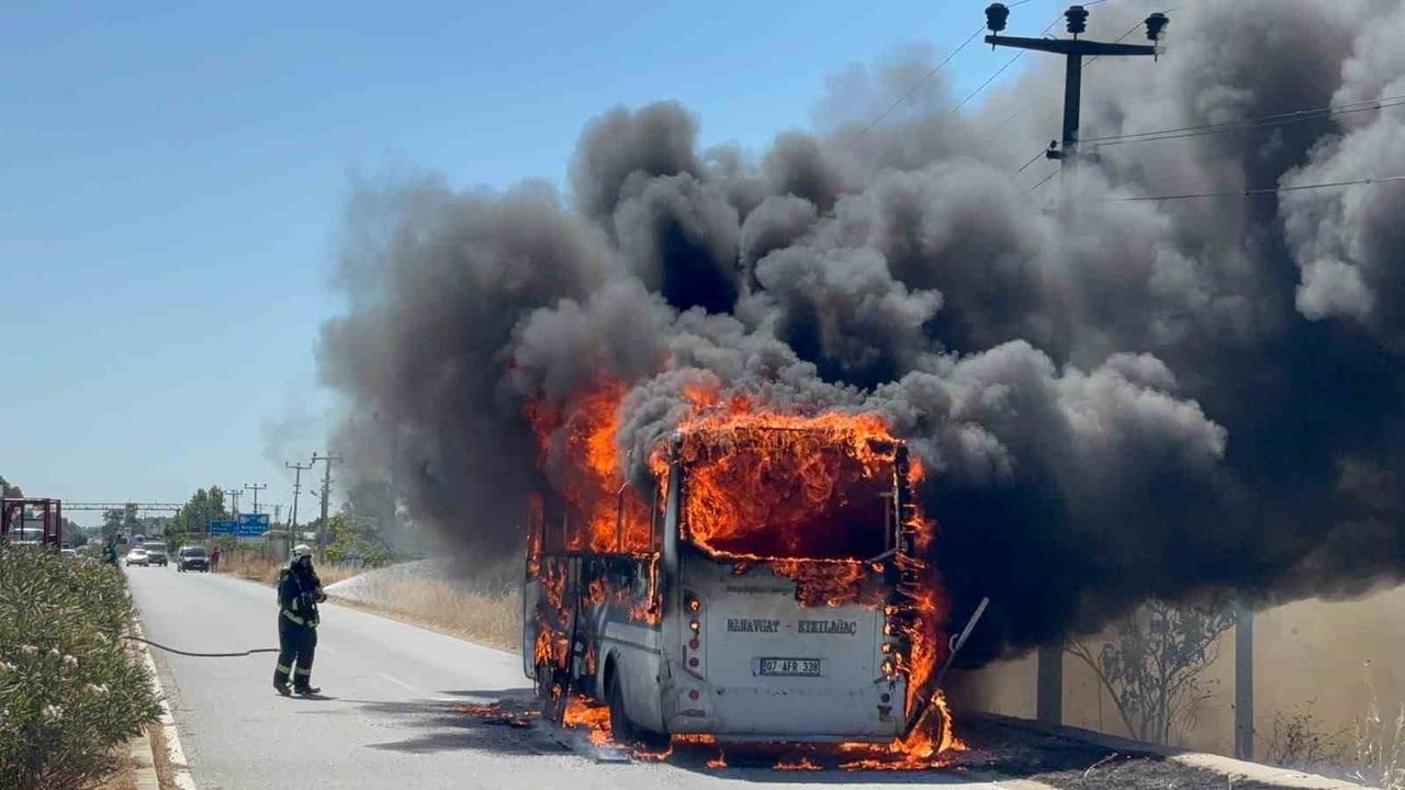 Manavgat'ta yolcu midibüsü motor yangınında kullanılamaz hale geldi