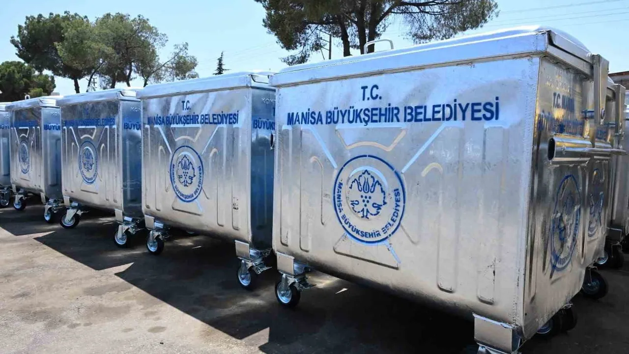 Manisa Büyükşehir Belediyesi’nden 17 ilçeye 3 bin çöp konteyneri desteği