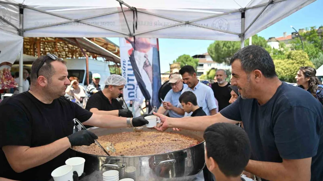 Manisa Büyükşehir’den Alaybey ve Laleli pazarlarında aşure ikramı