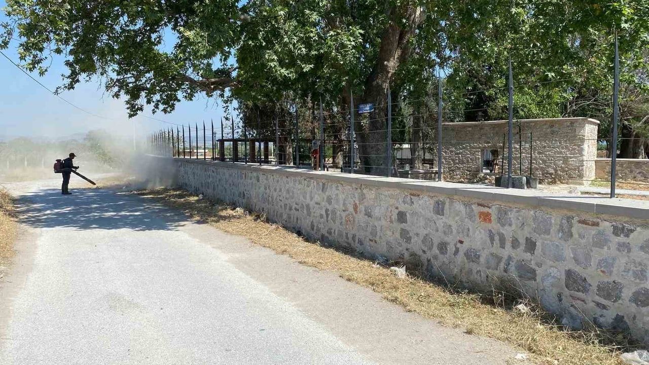 Manisa Büyükşehir’den Karacaahmet Türbesi'nde temizlik ve çevre düzenlemesi