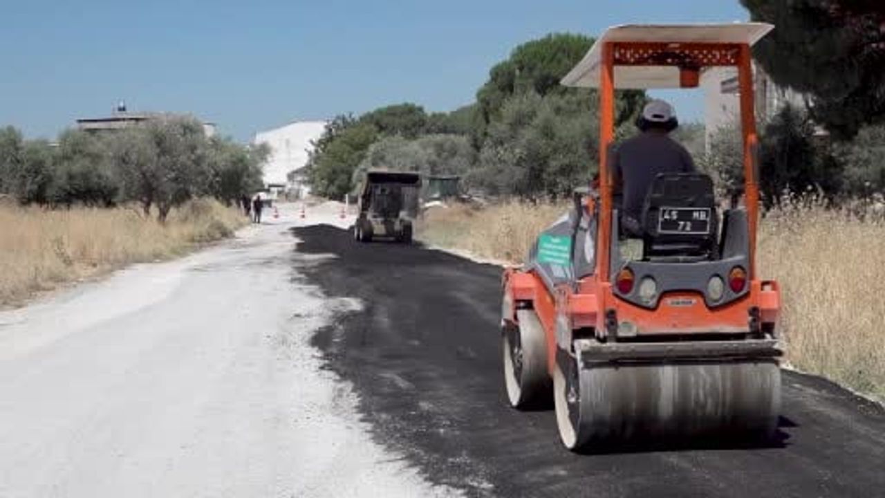 Manisa'da altyapısı tamamlanan yollar asfaltlanıyor