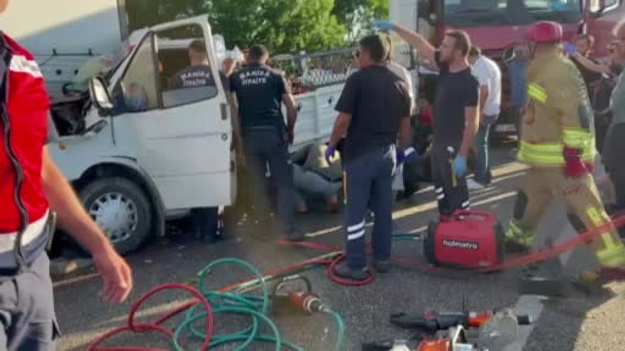 Manisa'da kamyonet tıra arkadan çarptı: 1'i ağır 2 yaralı