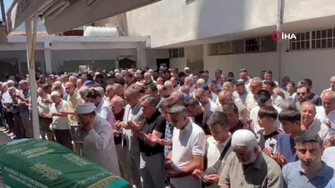 Manisa'daki kazada hayatını kaybeden iki yolcu memleketlerinde toprağa verildi