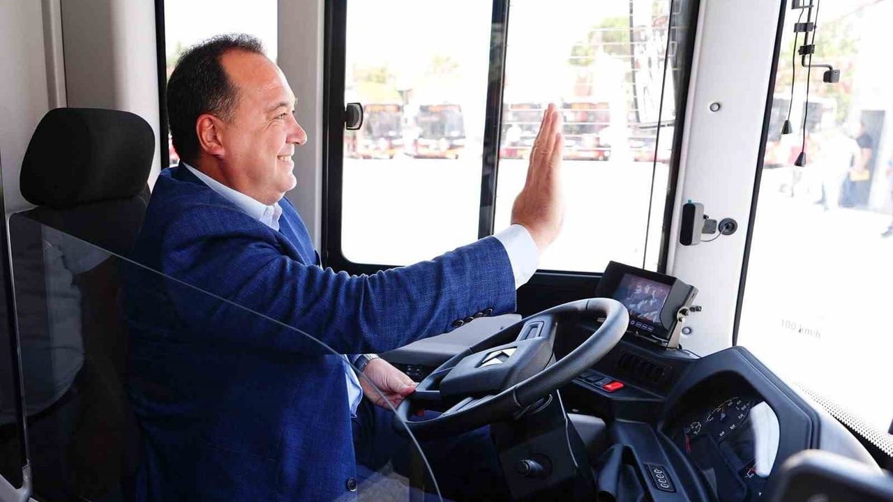 Manisa’nın kırsal mahallelerine 14 yeni otobüsle ulaşım desteği