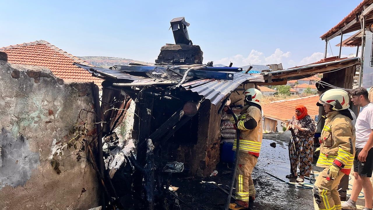 Manisa'nın Kula ilçesinde bahçedeki fırında çıkan yangın çevreye sıçramadan söndürüldü
