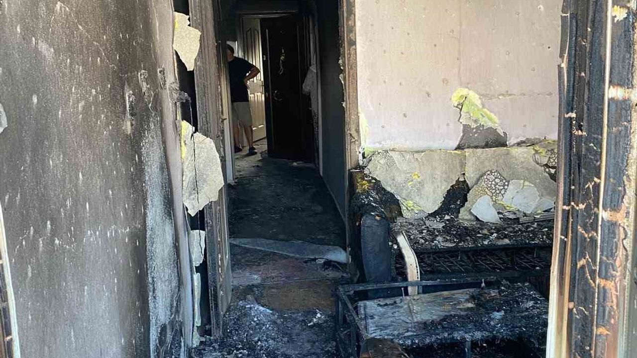 Manisa'nın Salihli ilçesinde yangın evi kullanılamaz hale getirdi