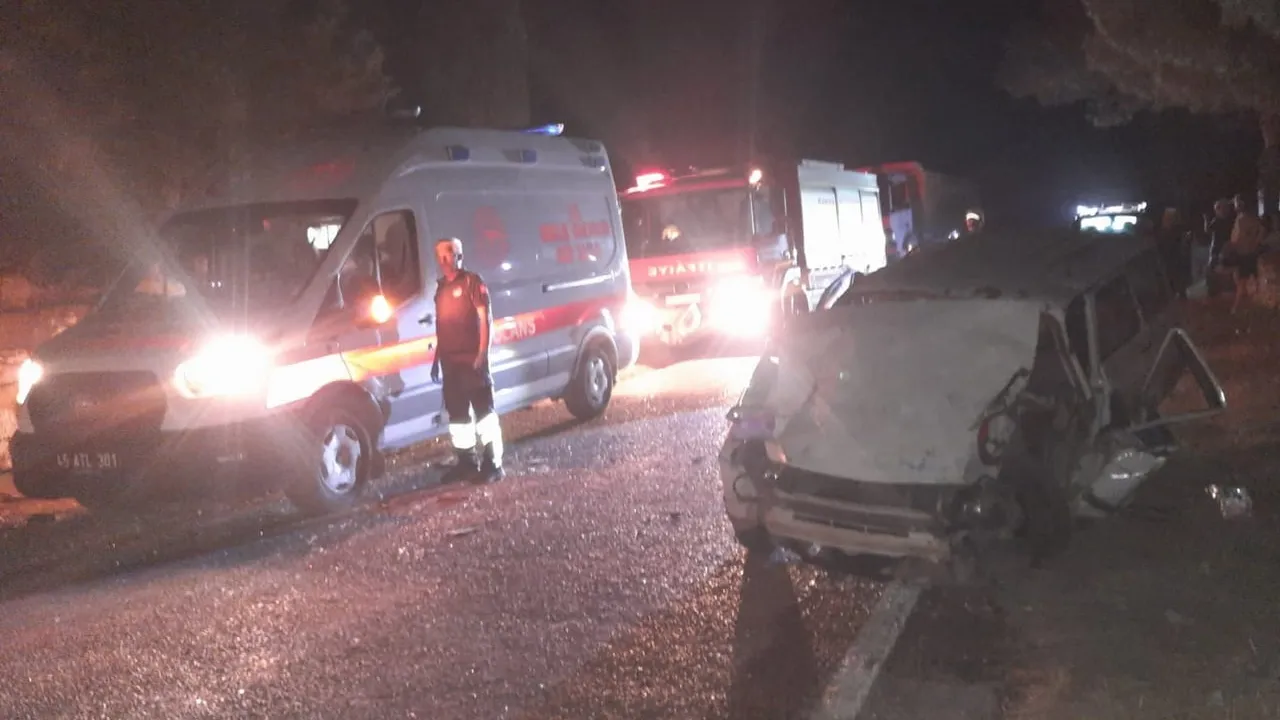 Manisa'nın Selendi ilçesinde otomobil ile traktör çarpıştı: 2'si ağır 4 yaralı