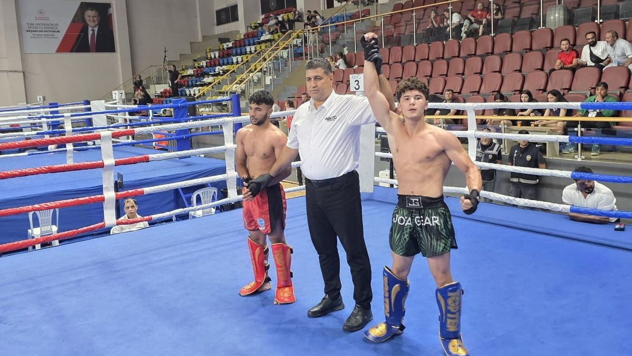 Manisalı kick boksçu Kenan Şahin Türkiye şampiyonu oldu