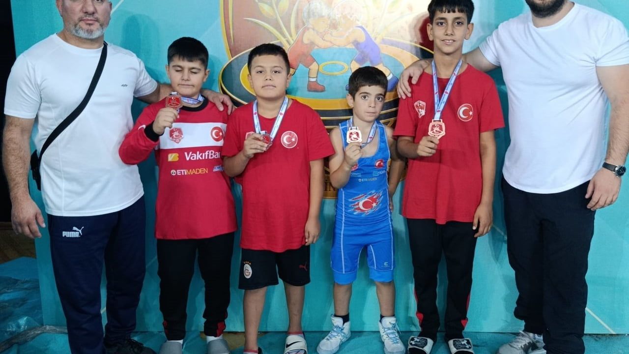 Manisalı minik güreşçilerden 11 madalyalık çıkış