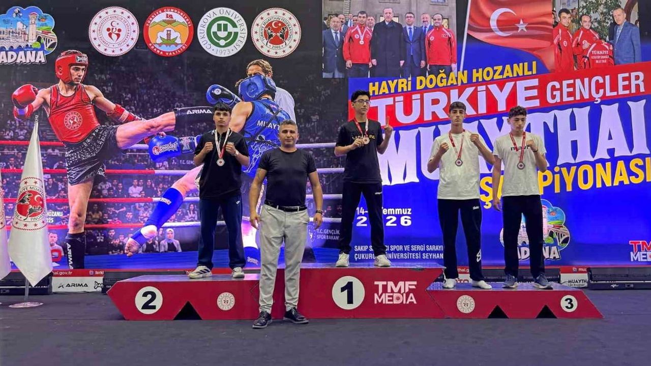 Manisalı muaythaiciler Türkiye kürsüsüne çıktı