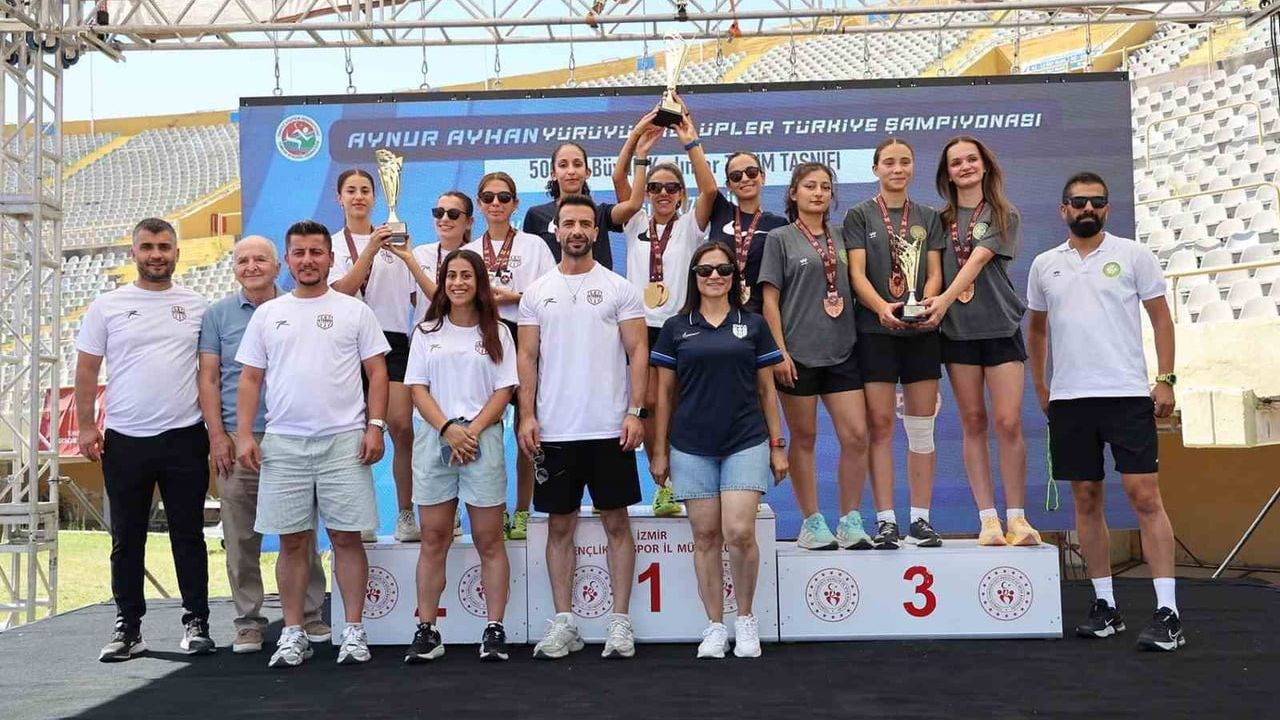 Manisalı yürüyüşçülerden kupalı dönüş