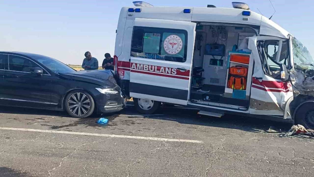 Mardin’de ambulans, tır ve otomobilin karıştığı kazada 3 kişi yaralandı