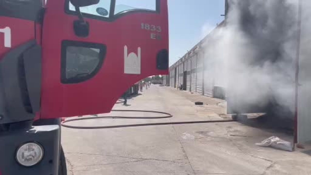 Mardin'de Buğday Pazarı deposunda çıkan yangın iş makinesini kullanılmaz bıraktı