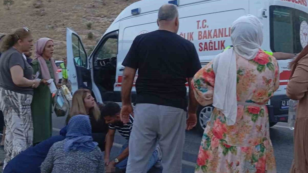 Mardin'de iki otomobil çarpıştı: 9 yaralı