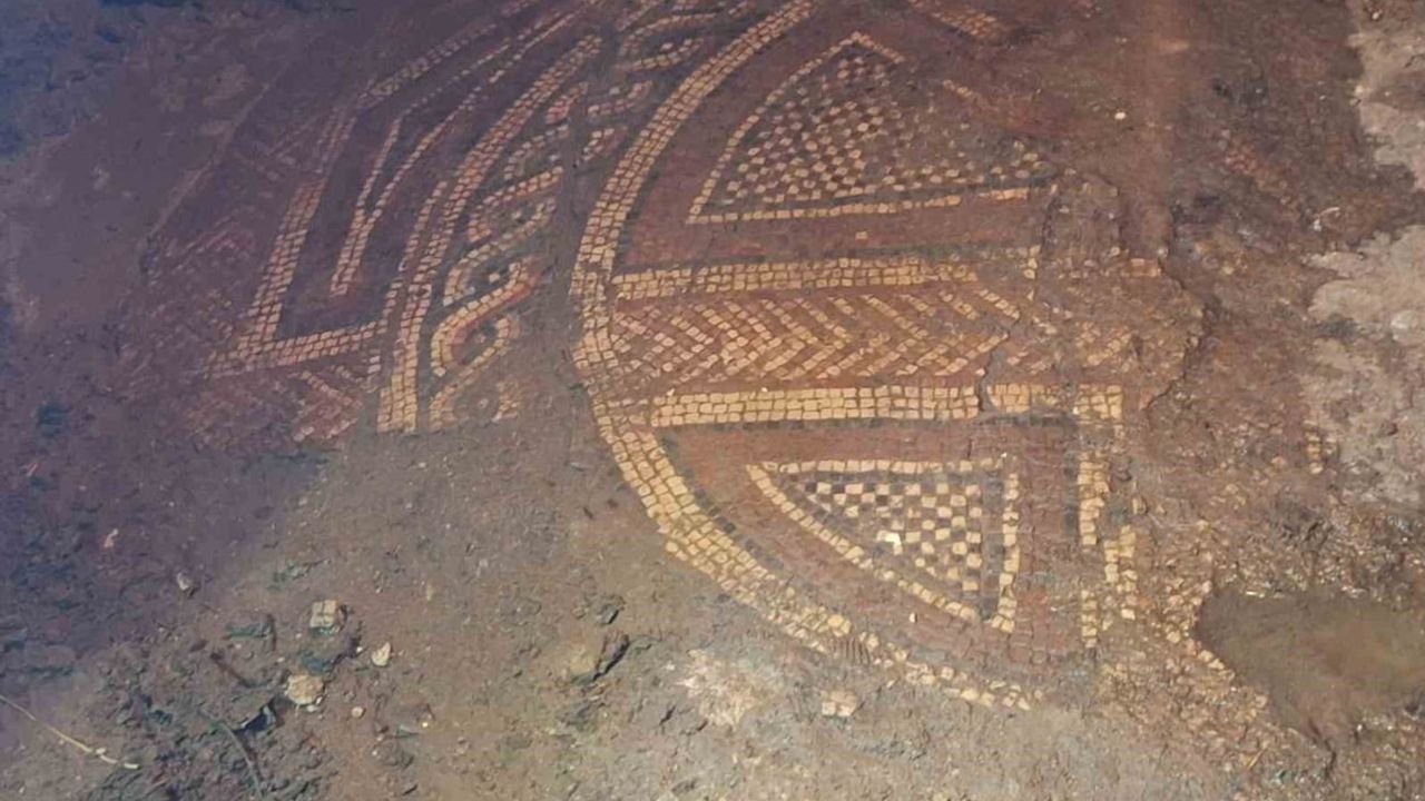 Mardin'de kaçak kazıda bulunan 1.500 yıllık figürlü mozaik jandarma tarafından ele geçirildi