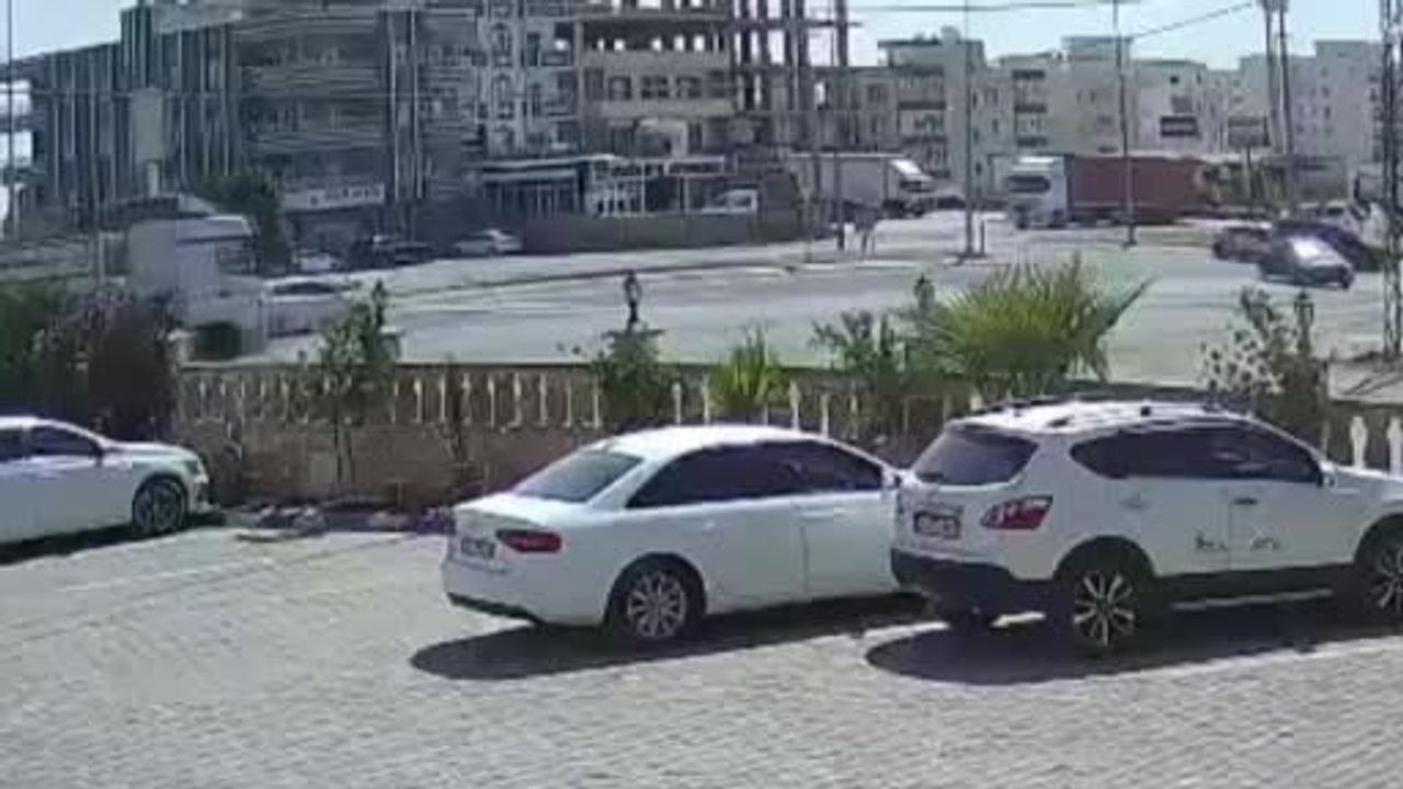Mardin'deki tır kazası güvenlik kamerasına yansıdı
