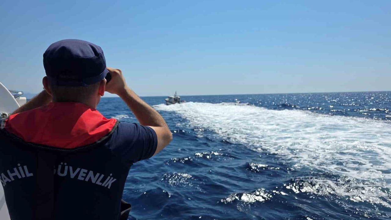 Marmaris açıklarında batan göçmen botunda kayıp 2 kişi için arama sürüyor