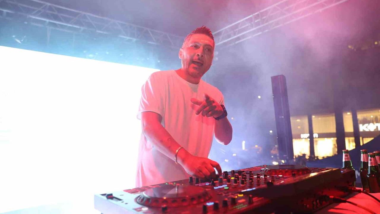 Marmaris'te hafta sonu DJ festivali halk plajını doldurdu