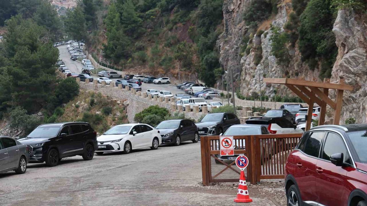 Marmaris'te İçmeler'de Sinpaş Reserve önünde araç kuyruğu oluştu
