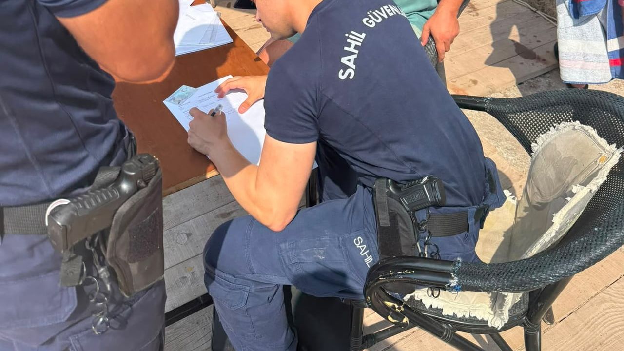 Marmaris'te kılıç balığını sahile çıkaran kişiye idari para cezası