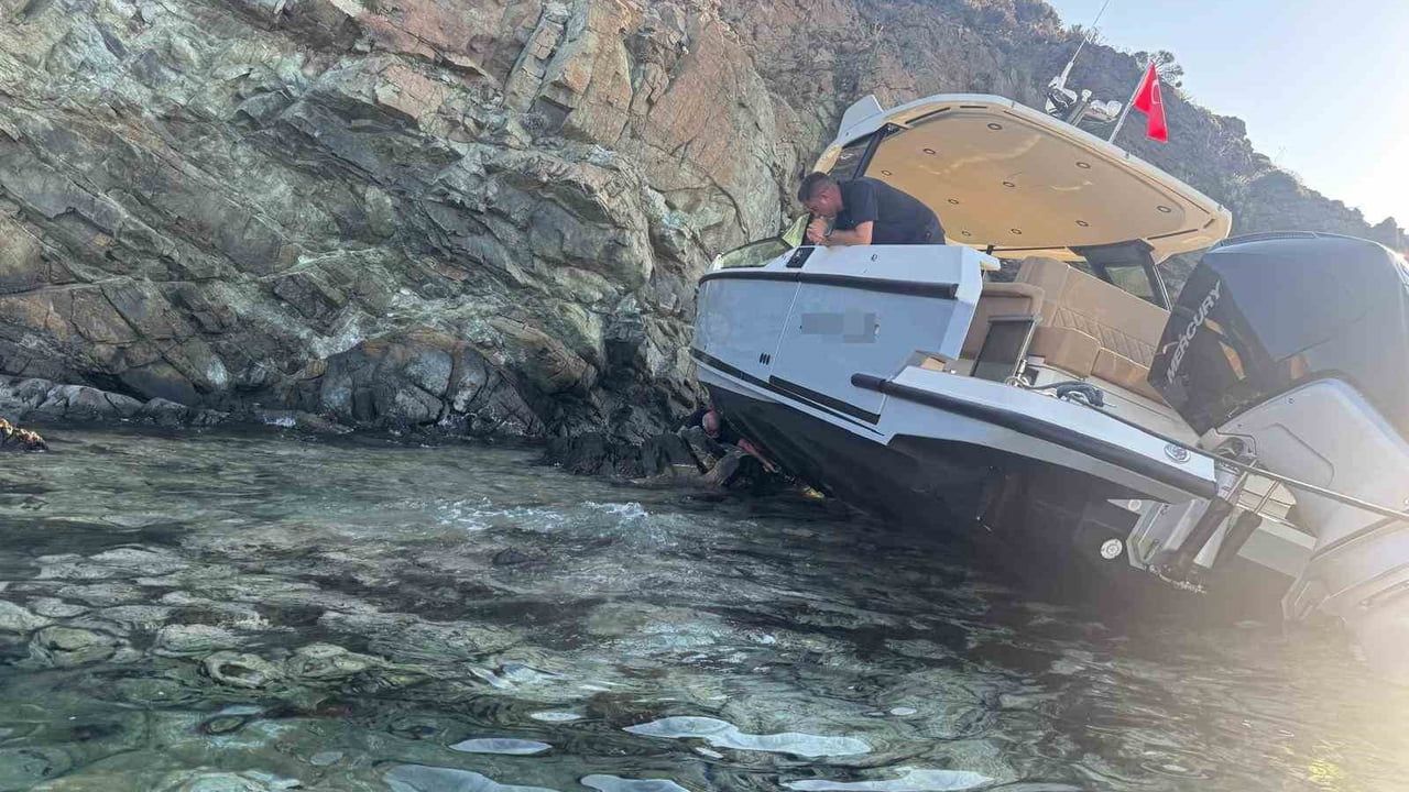 Marmaris'te sürüklenen tekne kayalıklara çarptı