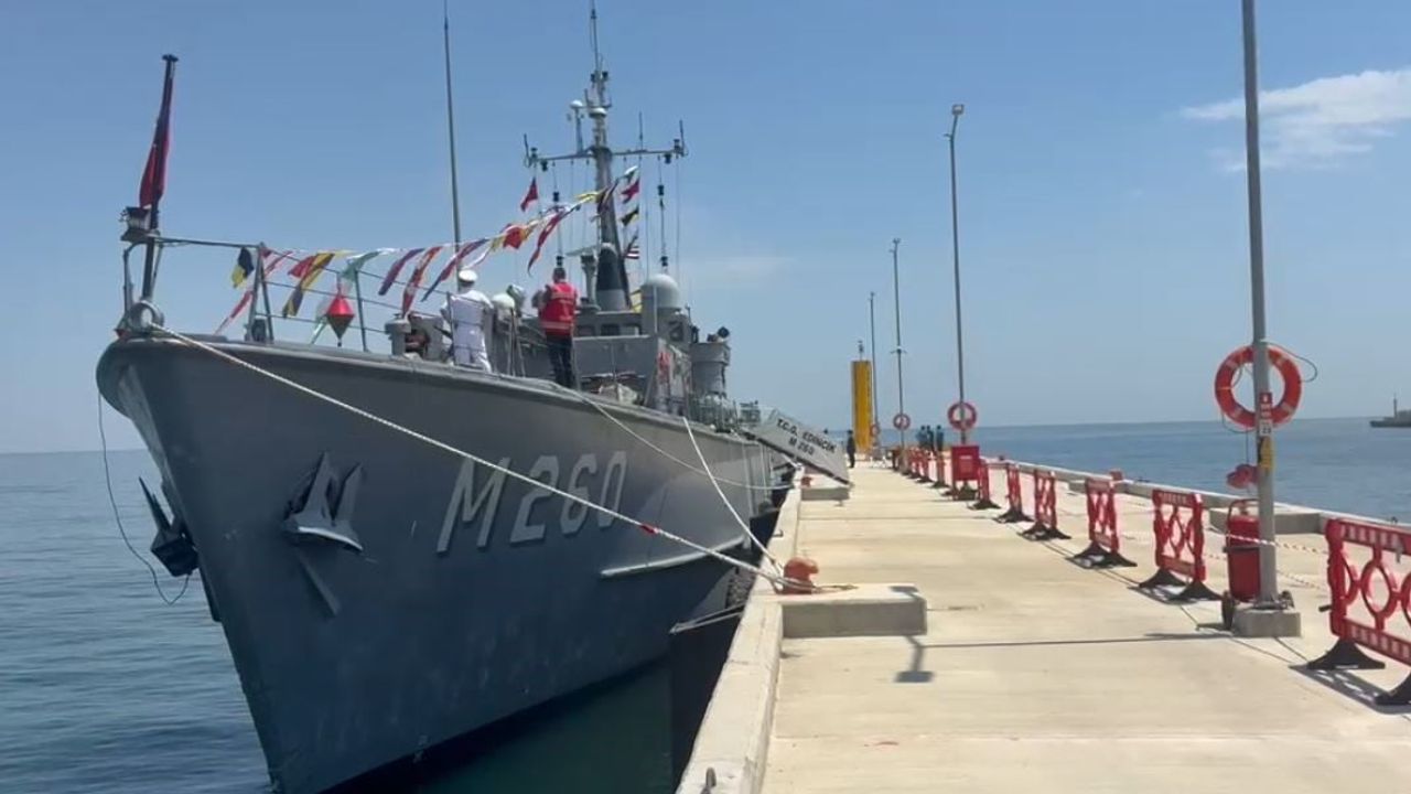 Mayın gemisi Kabotaj Bayramı'nda vatandaşların ziyaretine açıldı