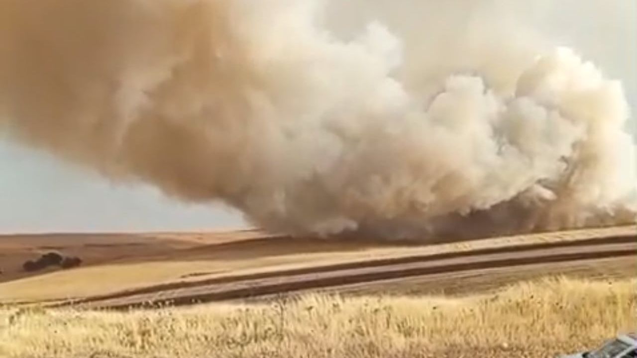 Mazıdağı'nda anız yangınına müdahale sürüyor