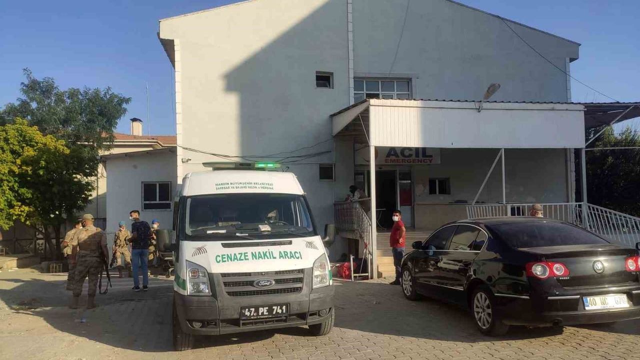 Mazıdağı'nda direksiyon hakimiyetini kaybeden otomobil korucu kulesine çarptı