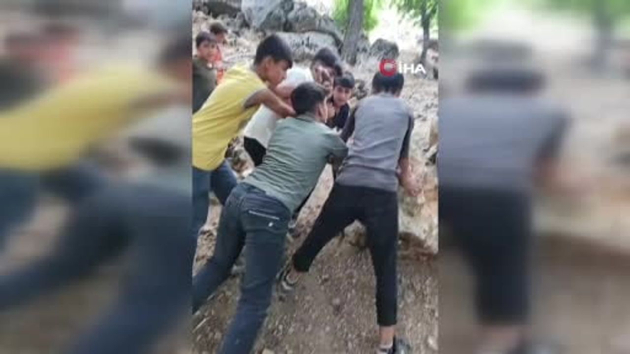 Medrese öğrencileri köy çeşmesi ve piknik alanını kendi imkanlarıyla temizledi