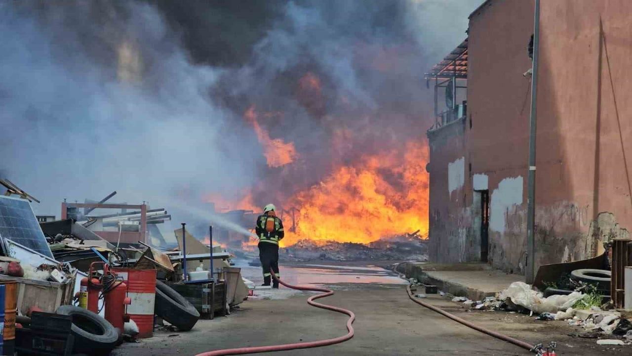 Melikgazi'de açık alandaki hurdalar alev aldı