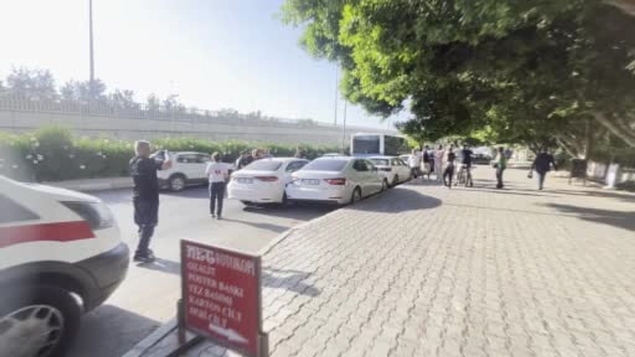 Meltem Mahallesi'nde özel halk otobüsü ile iki otomobilin karıştığı kaza