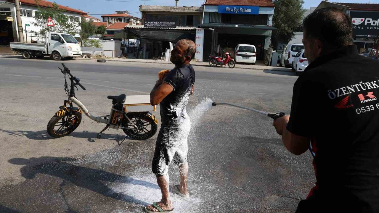 Menteşe'de 41 derece: iş yoğunluğu nedeniyle denize gidemeyen vatandaş oto yıkamacıda serinledi