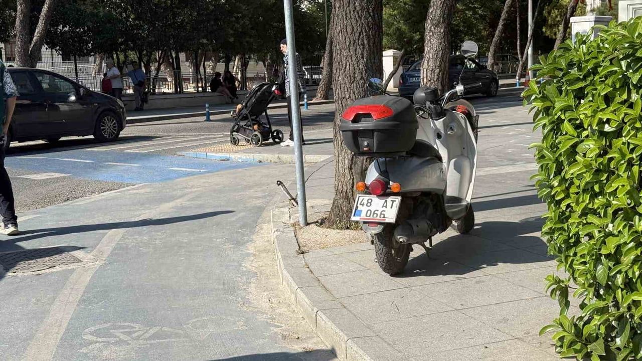 Menteşe'de ehliyetsiz sürücünün karıştığı kazada motosikletli hafif yaralandı