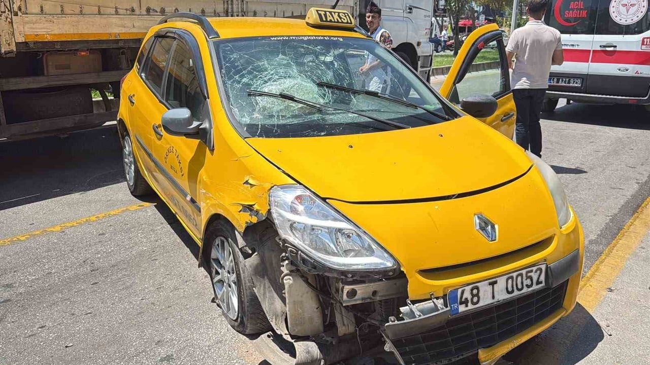 Menteşe'de park halindeki araçlara çarpan taksi sürücüsü yaralandı