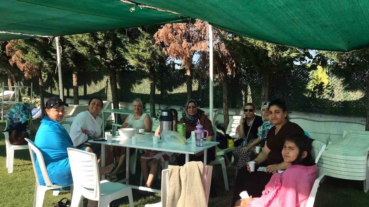 Merkez Efendi çocukları havuzda yüzmeyi öğrenip yazın tadını çıkardı
