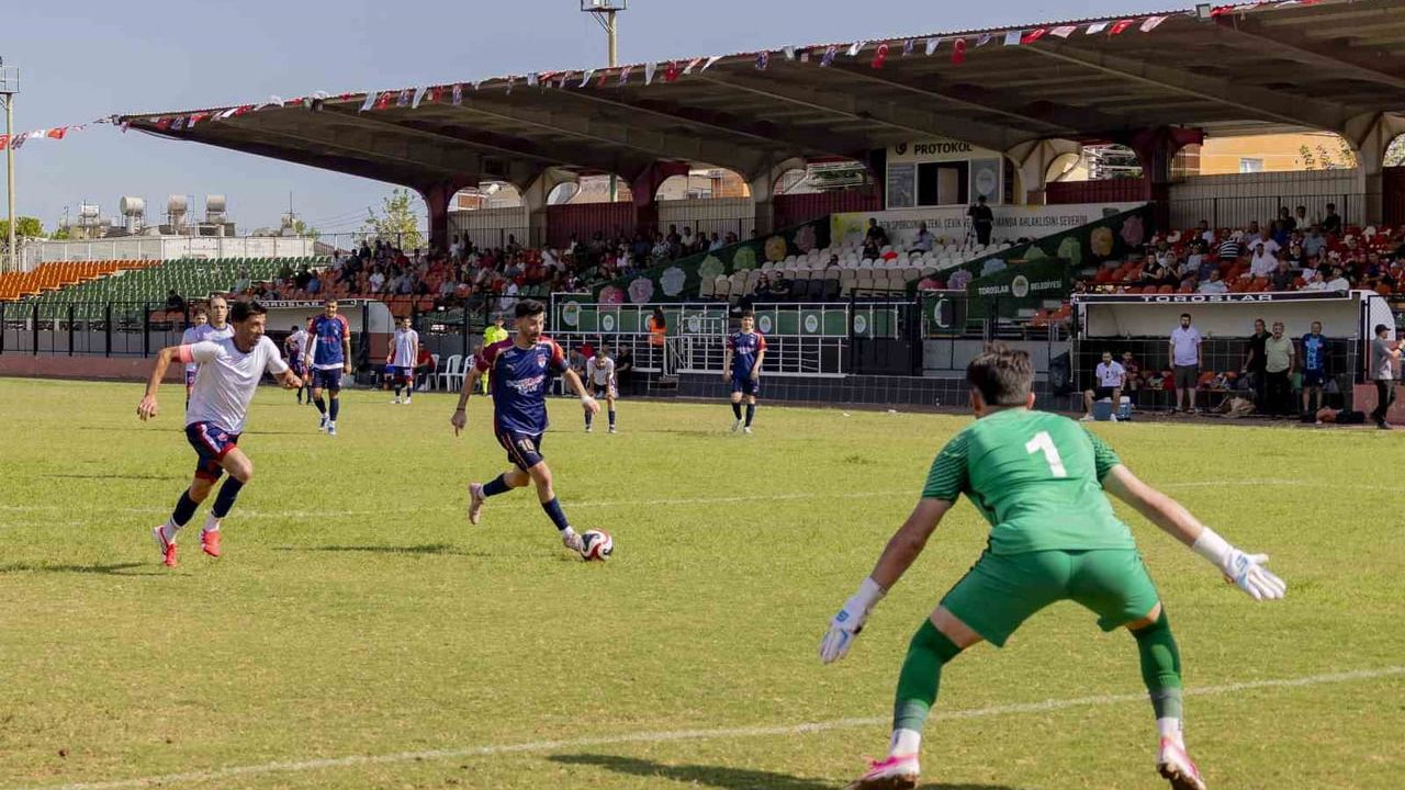 Mersin’de 30 ağustos zafer kupası futbol turnuvası başladı