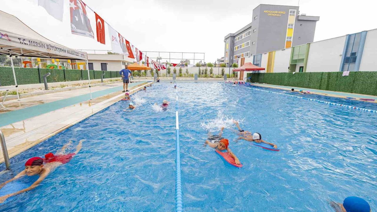 Mersin'de 7'den 77'ye herkes yüzme kurslarında buluşuyor