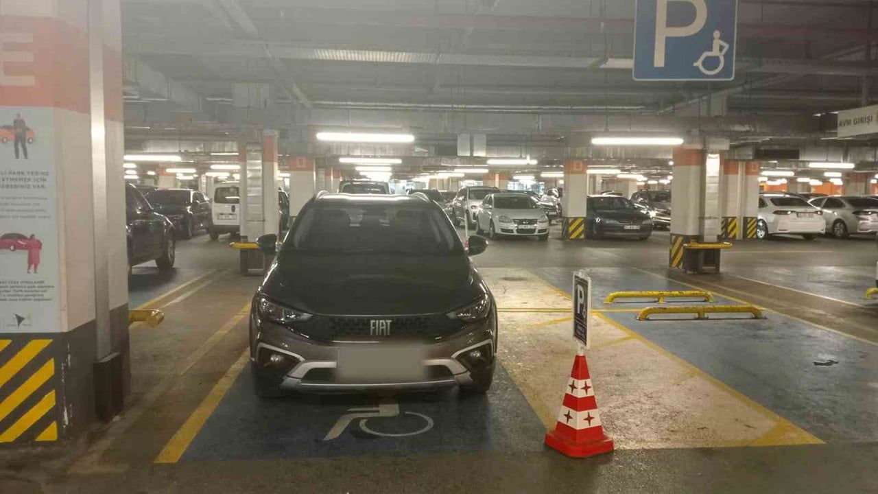 Mersin’de engelli rampası ve kaldırımı işgal eden 184 araca ceza