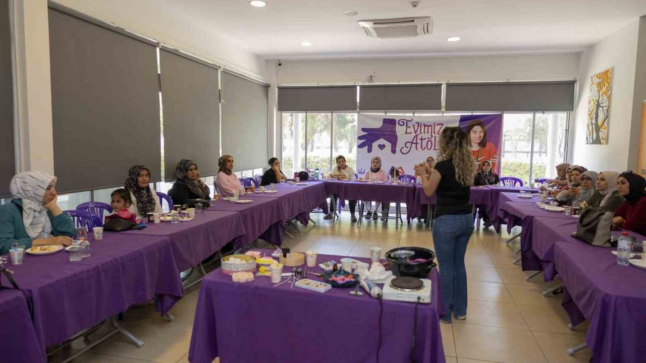 Mersin’de kadınlar mum yapımını öğreniyor