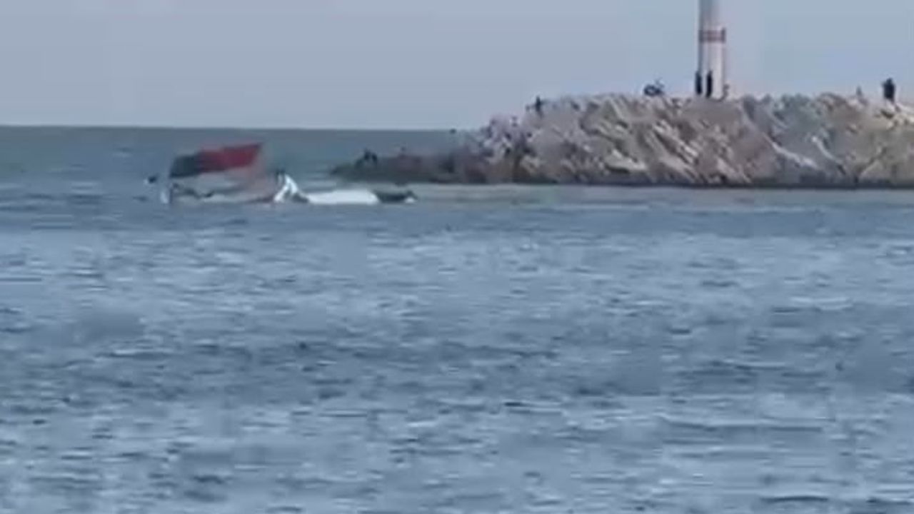 Mersin'de motor arızası yaşayan tekne çekilirken kısmen battı