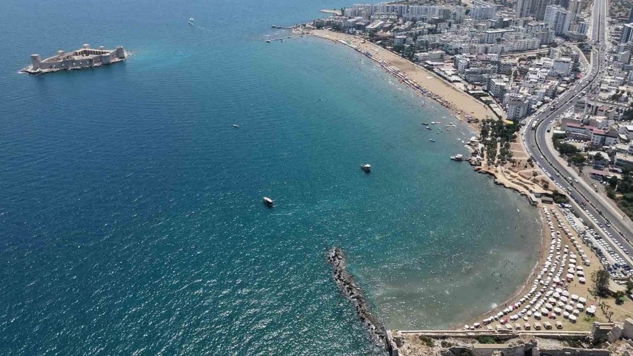Mersin’de plajlar doldu: sıcaklıklar denize yöneltti