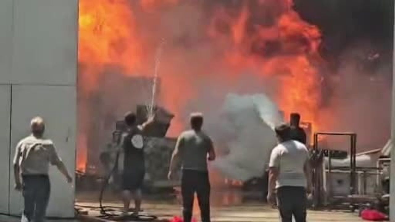 Mersin’de sebze ve meyve halinde depo yangını