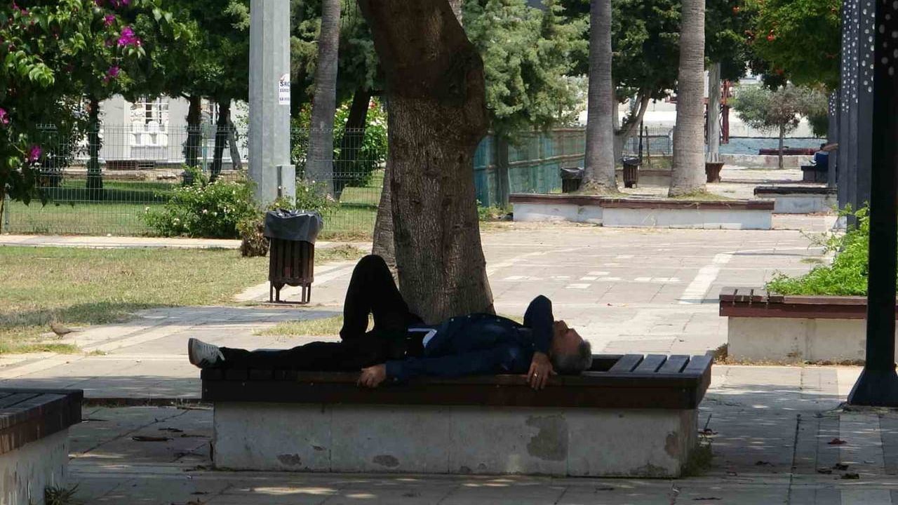Mersin’de sıcak ve nem etkisi: vatandaşlar bici bici ile serinliyor
