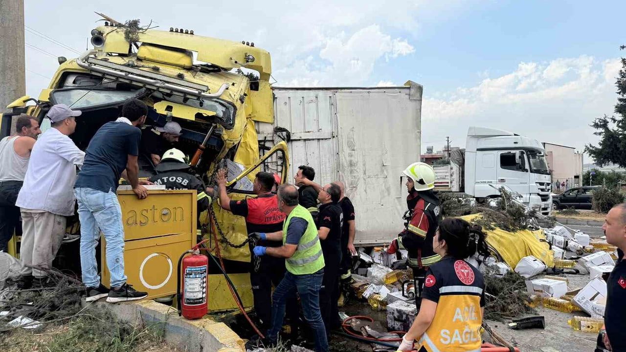Mersin'de tırların kafa kafaya çarpışması: 1 çocuk hayatını kaybetti, 2 yaralı