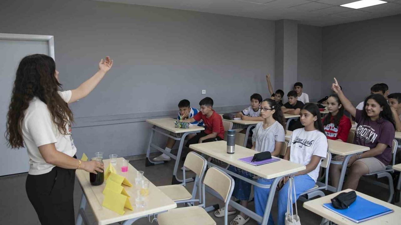 Mersin’de ücretsiz yaz atölyeleri öğrencilerin öğrenme ve sosyal becerilerini güçlendiriyor