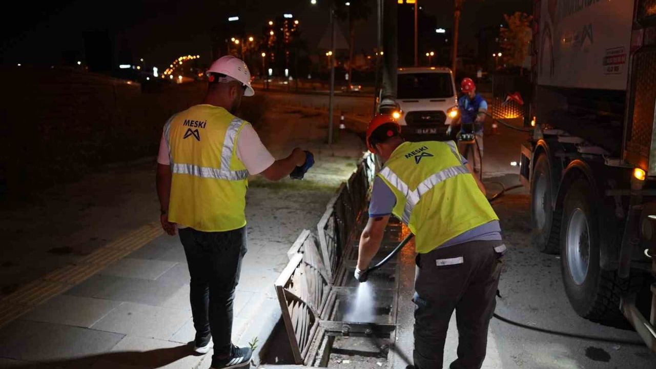 Mersin’de yağmur suyu hatları temizleniyor