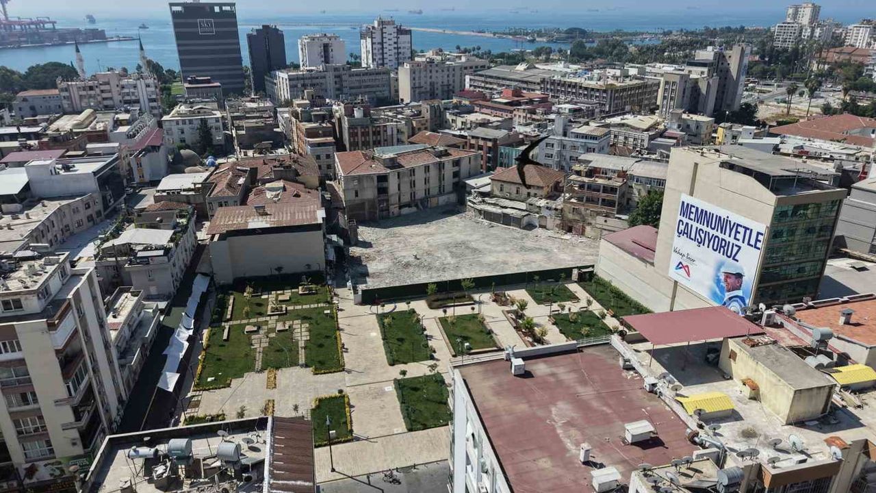 Mersin’de Zafer Çarşısı’nda dönüşüm: ruhsatsız yapılar yıkılıyor, alan yeşil yaşam alanına dönüştürülecek