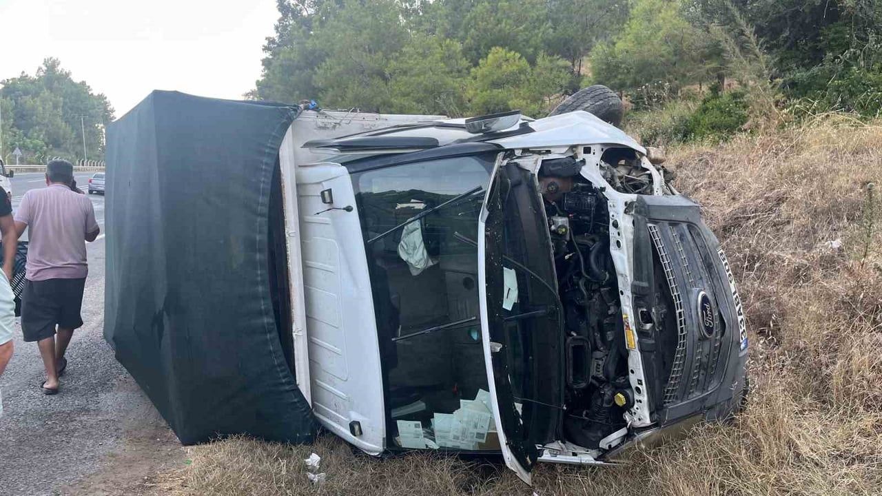 Mersin'in Bozyazı ilçesinde kamyonet karşı şeride geçip devrildi, sürücü yaralandı