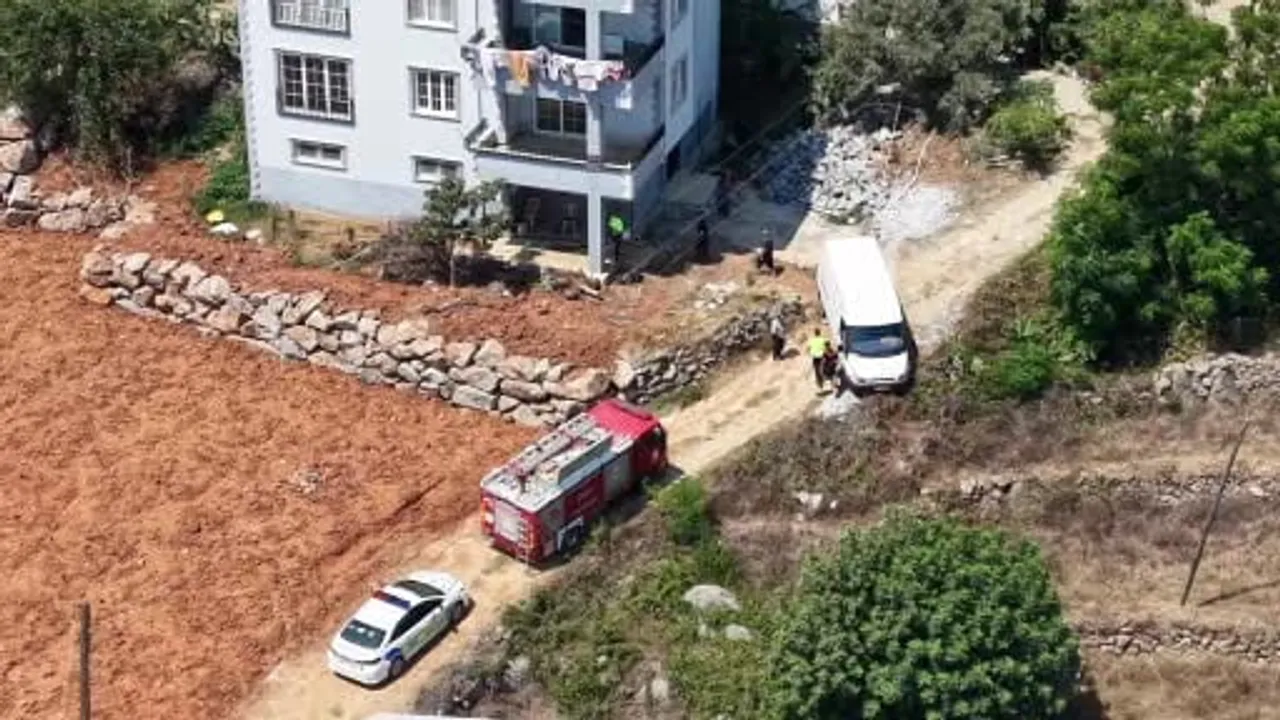 Mersin'in Bozyazı ilçesinde ticari araç bahçeye düşmekten kurtuldu
