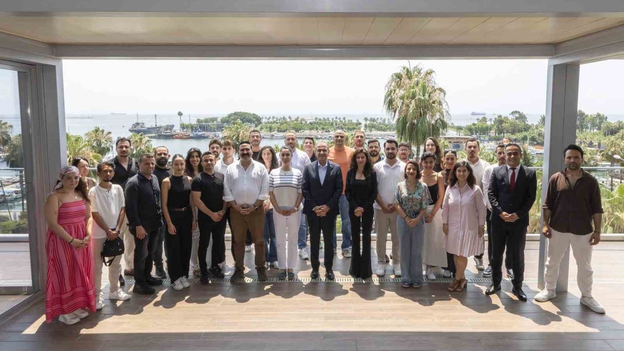 Mersin Şehir Tiyatrosu 'Bahar Noktası' ile ensemble ödülü aldı